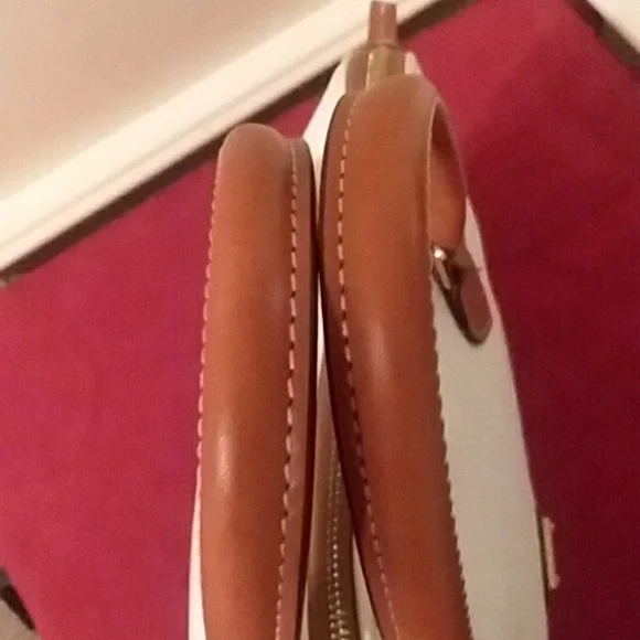 🎁 SOLD NEW Dooney & Burke White w SaddleTan Bag/Crossbody - Picture 4 of 12